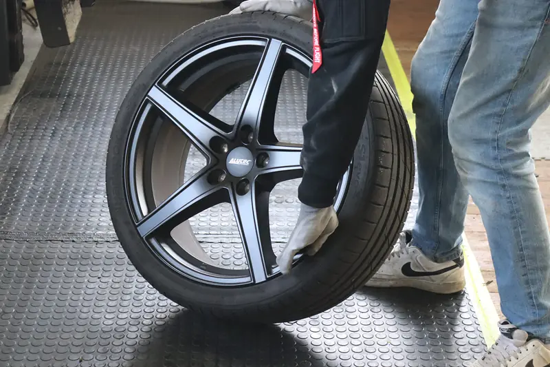 Alufelge mit Reifen nach der Reifenmontage