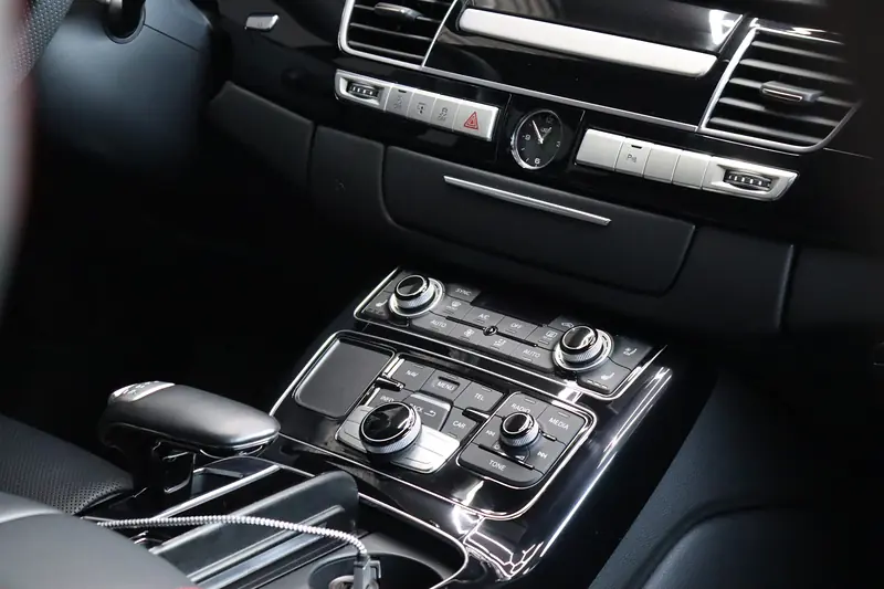 Saubere Mittelkonsole eines Audi A8