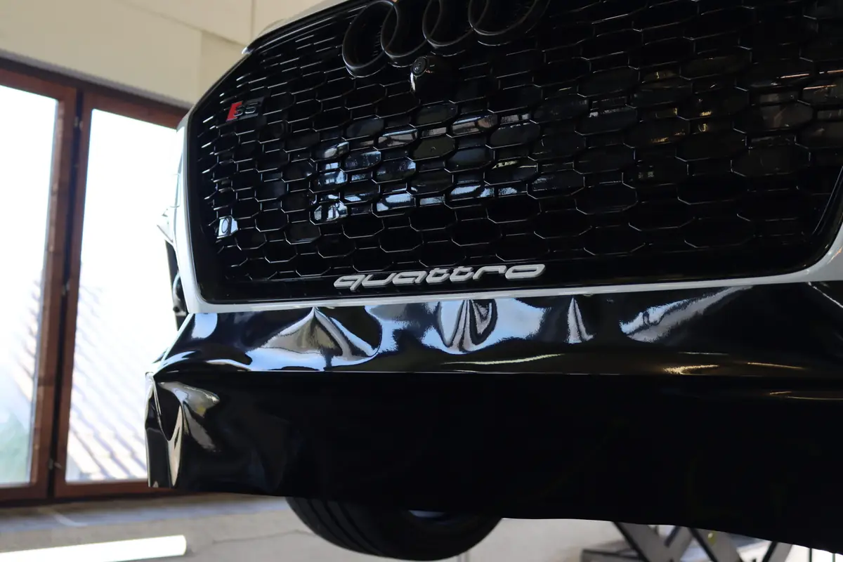 Audi RS Front mit Wabengrill und folierter Frontlippe
