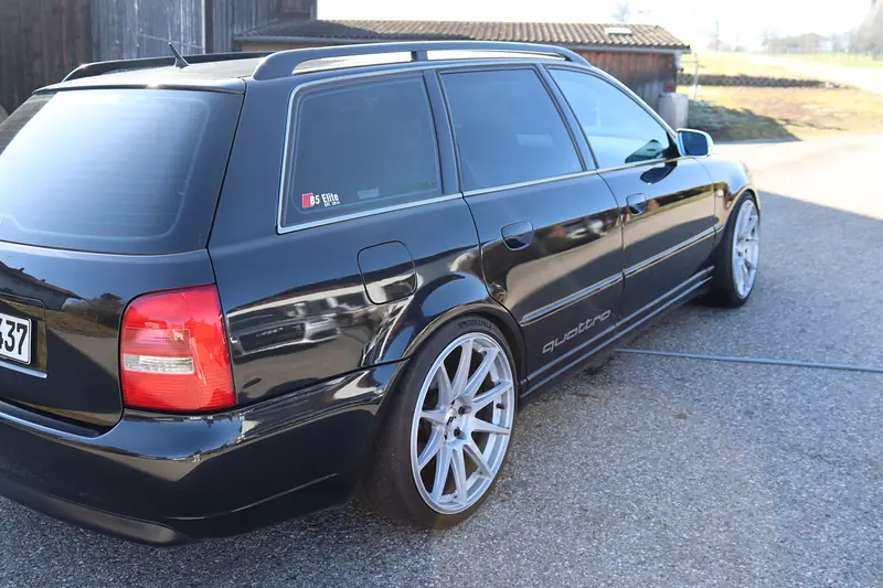 Seitenansicht eines schwarzen Audi RS4 B5 Avant mit silbernen Felgen