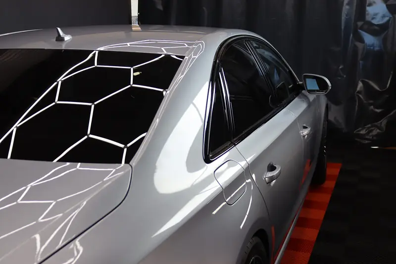 Reflexionen der Hexagon-Beleuchtung auf Dach und Scheiben eines Audi S8