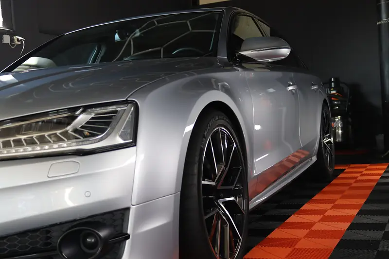 Audi S8 in unserer Werkstatt auf orangem Bodenbelag