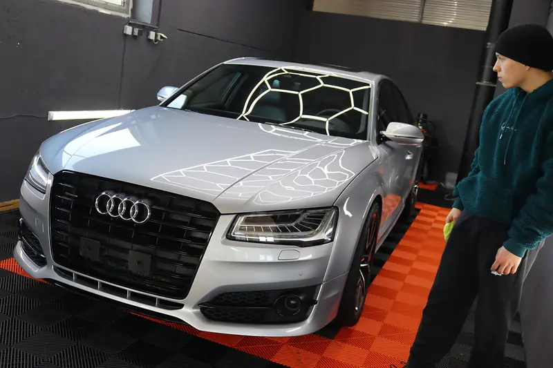 Audi S8 Front unter Hexagon-Licht in unserer Werkstatt