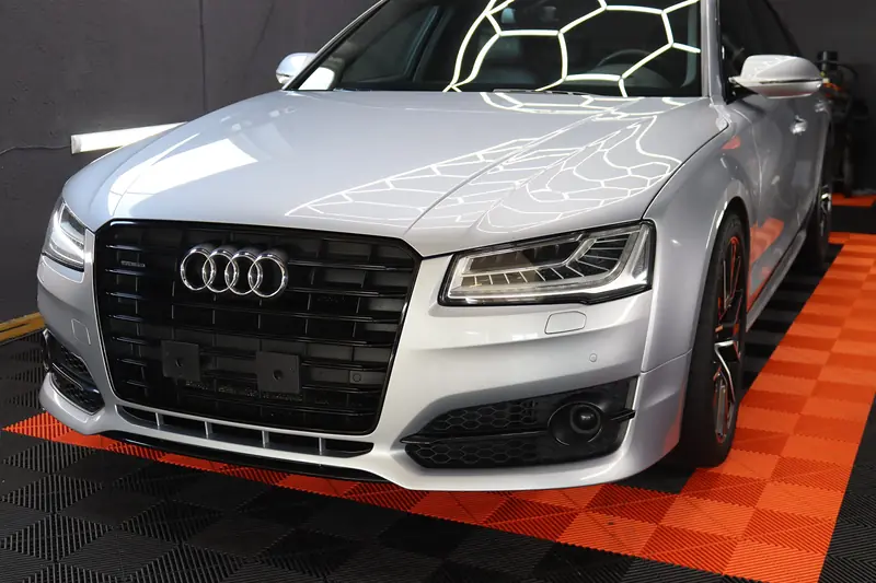 Silberner Audi S8 in unserer Werkstatt in Palling