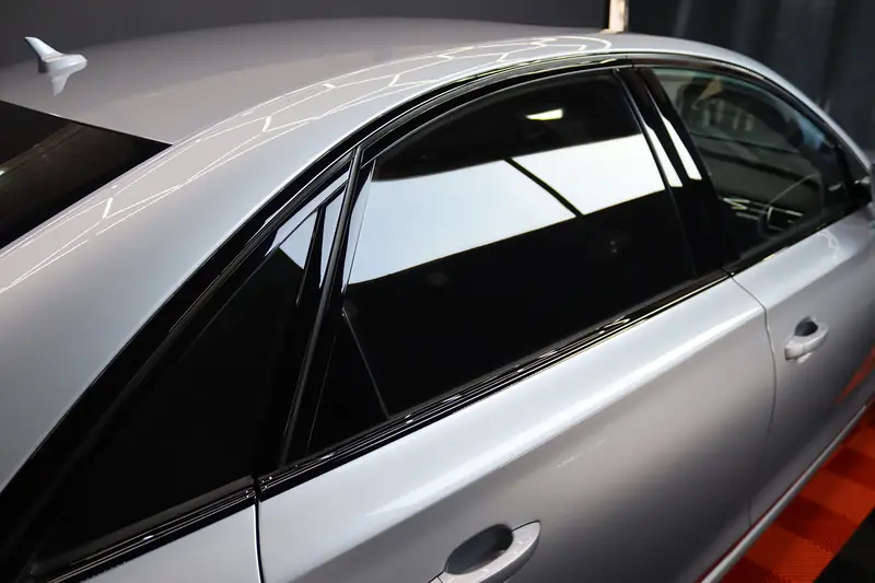 Seitenlinie eines Audi S8 mit Hochglanz-Finish