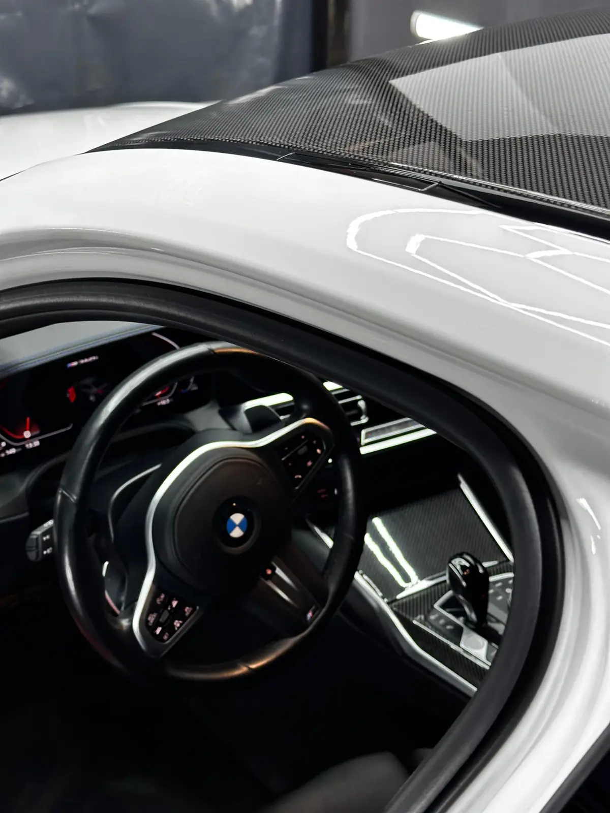 Sauberes BMW Cockpit mit Lenkrad