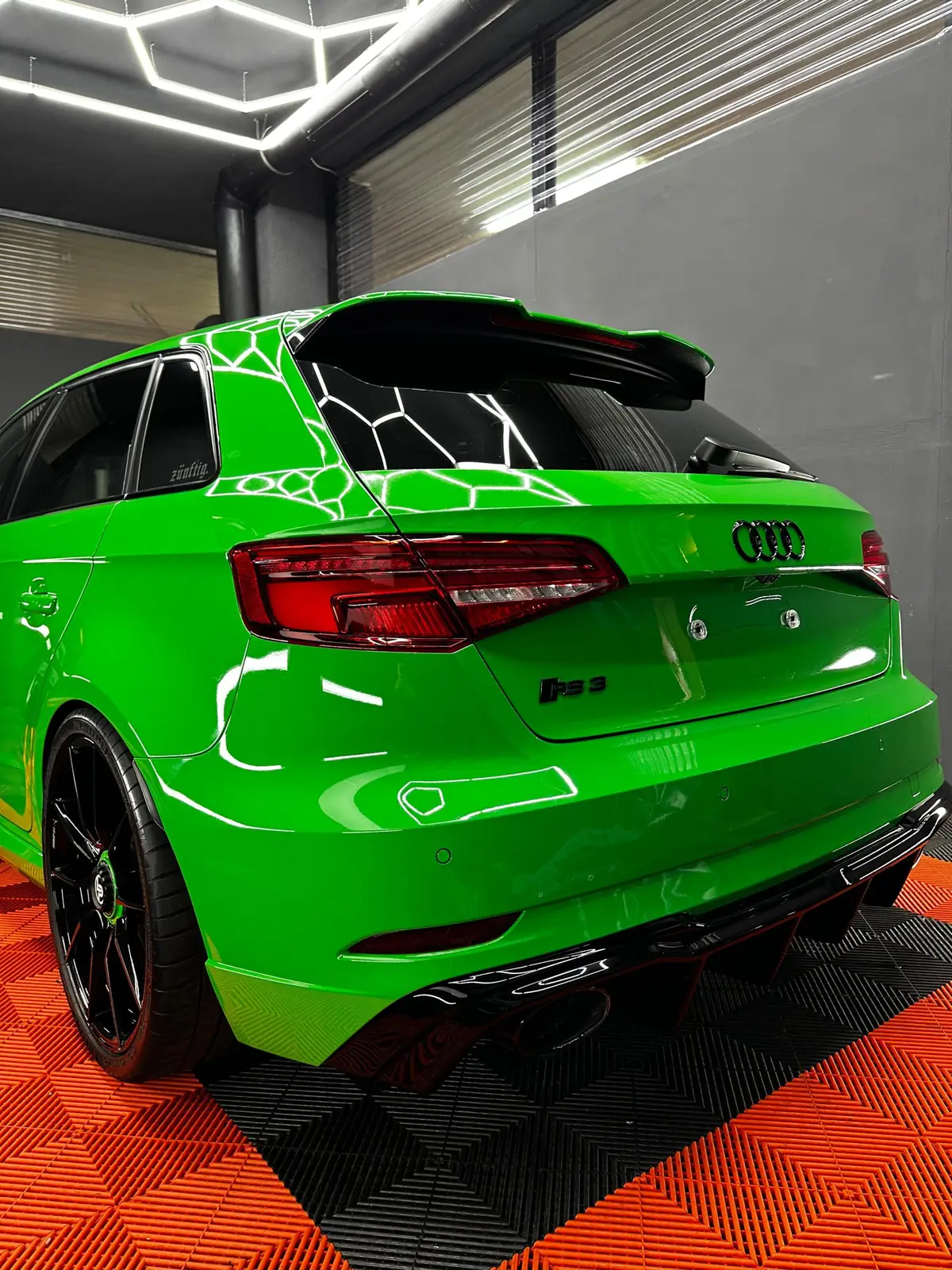 Heckansicht eines grünen Audi RS3 in unserer Werkstatt