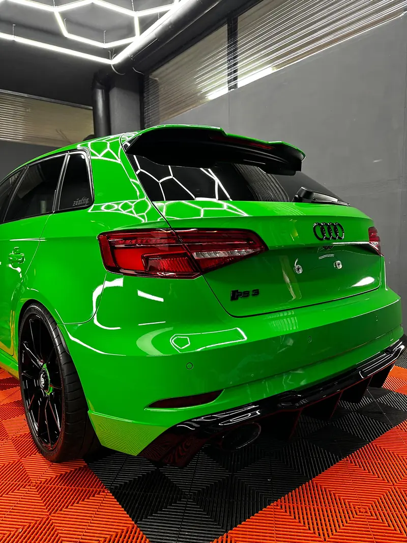 Heckansicht eines grünen Audi RS3 in unserer Werkstatt