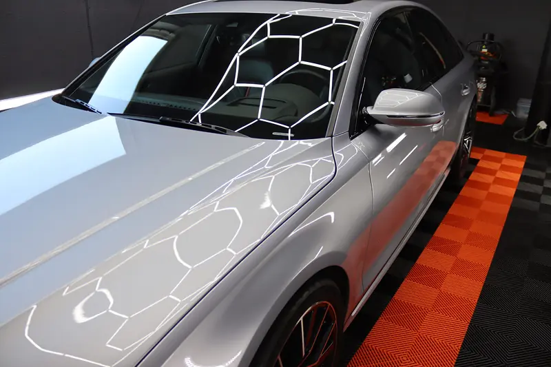 Hexagon-Reflexionen auf der polierten Motorhaube eines Audi