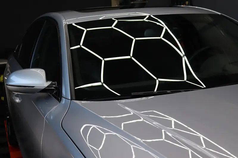 Spiegelglatter Lack mit Hexagon-Reflexion