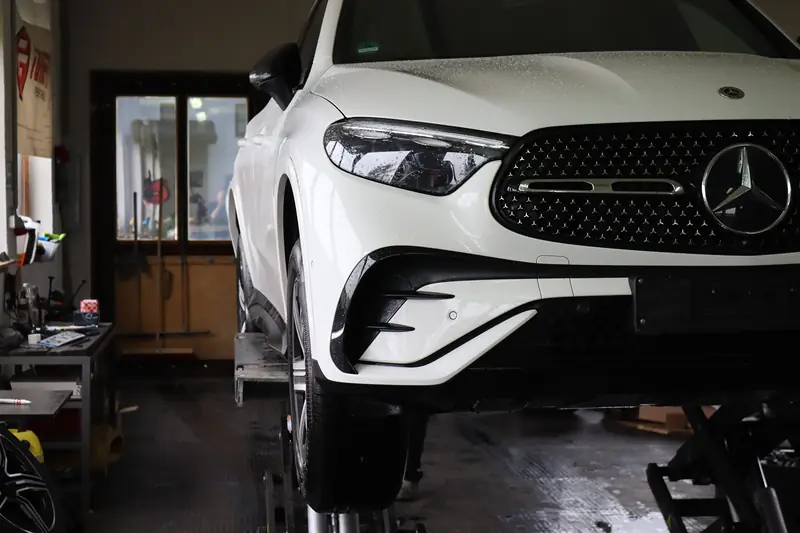 Weißer Mercedes GLC auf der Hebebühne in unserer Werkstatt