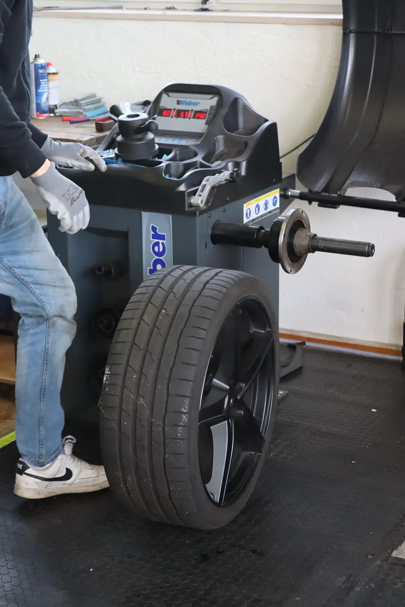 Rad an der Wuchtmaschine beim Reifenservice