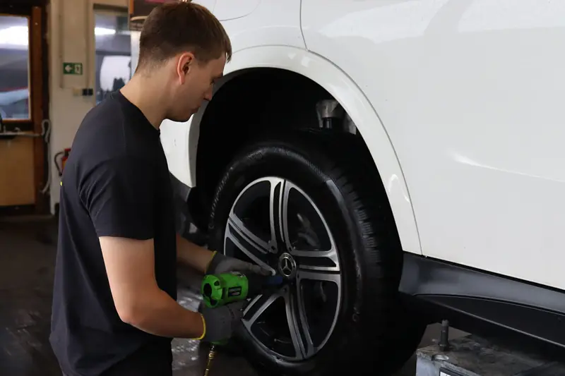 Radmontage an einem weißen Mercedes GLC