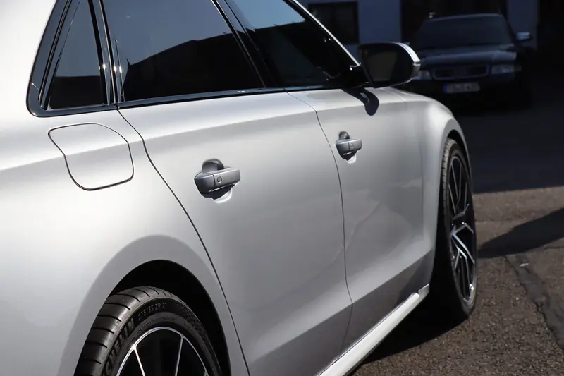 Silberner Audi Avant mit glänzendem Lack