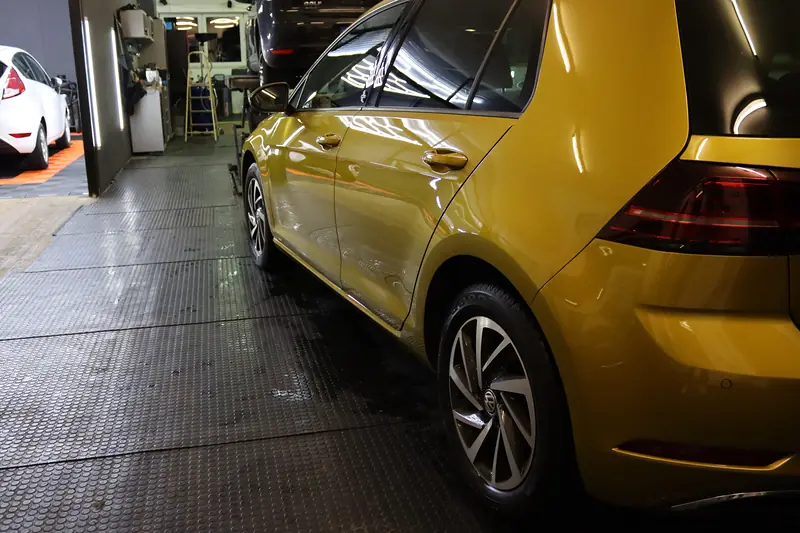 Gelber VW Golf in unserer Werkstatt