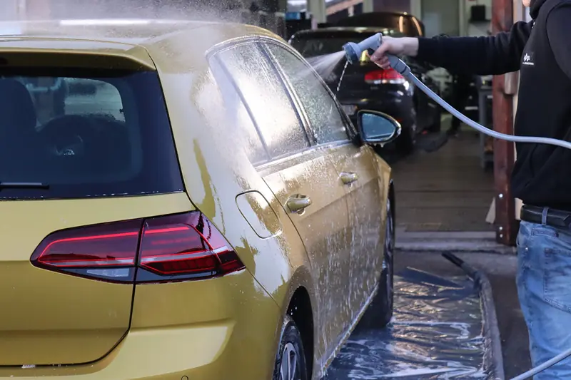 VW Golf bei der Schaumwäsche in der Werkstatt