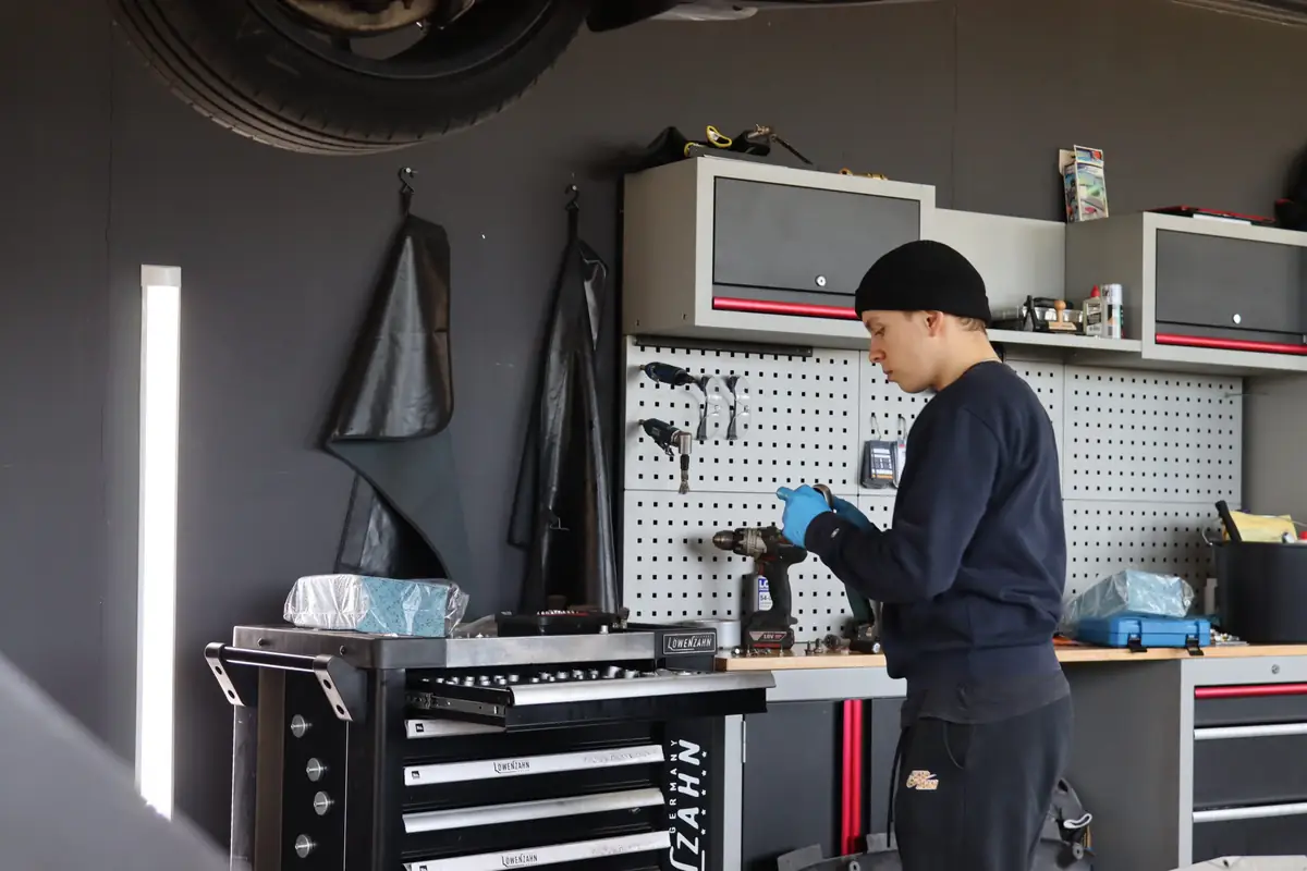 Mechaniker an der Werkbank in der Werkstatt in Palling