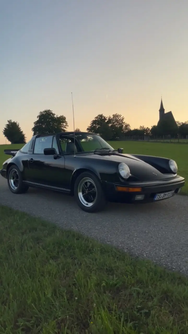 Back to Black: Porsche 911 (930)